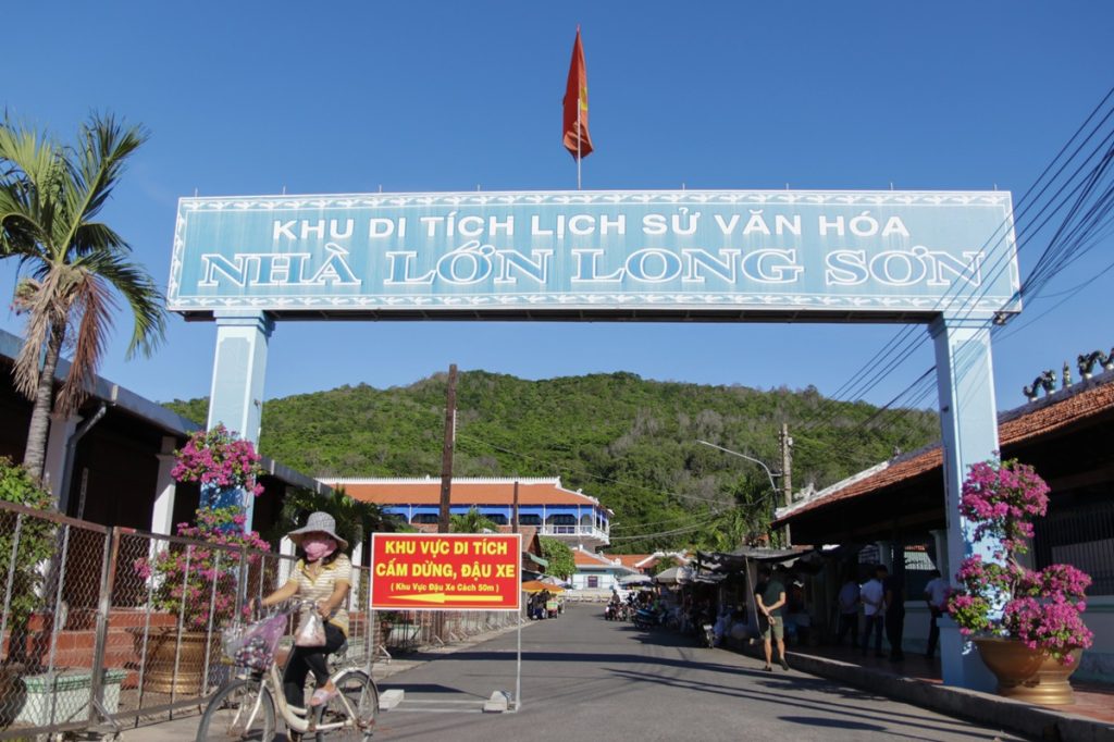 Khám Phá Kiến Trúc Độc Đáo Khu Di Tích Nhà Lớn Long Sơn
